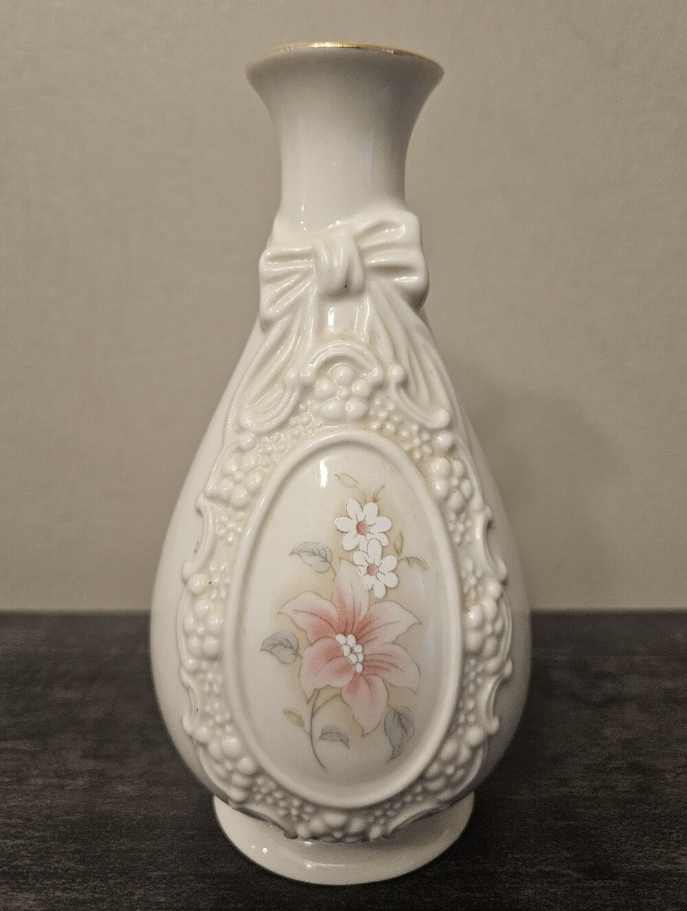 VTG Royal Heritage Collection "The Cameo Ribbon Vase" Fine Porcelain